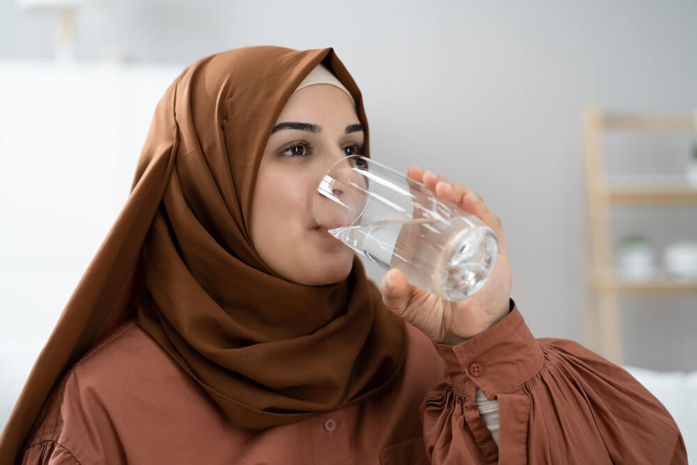 Manfaat Minum Air Hangat Saat Buka Puasa