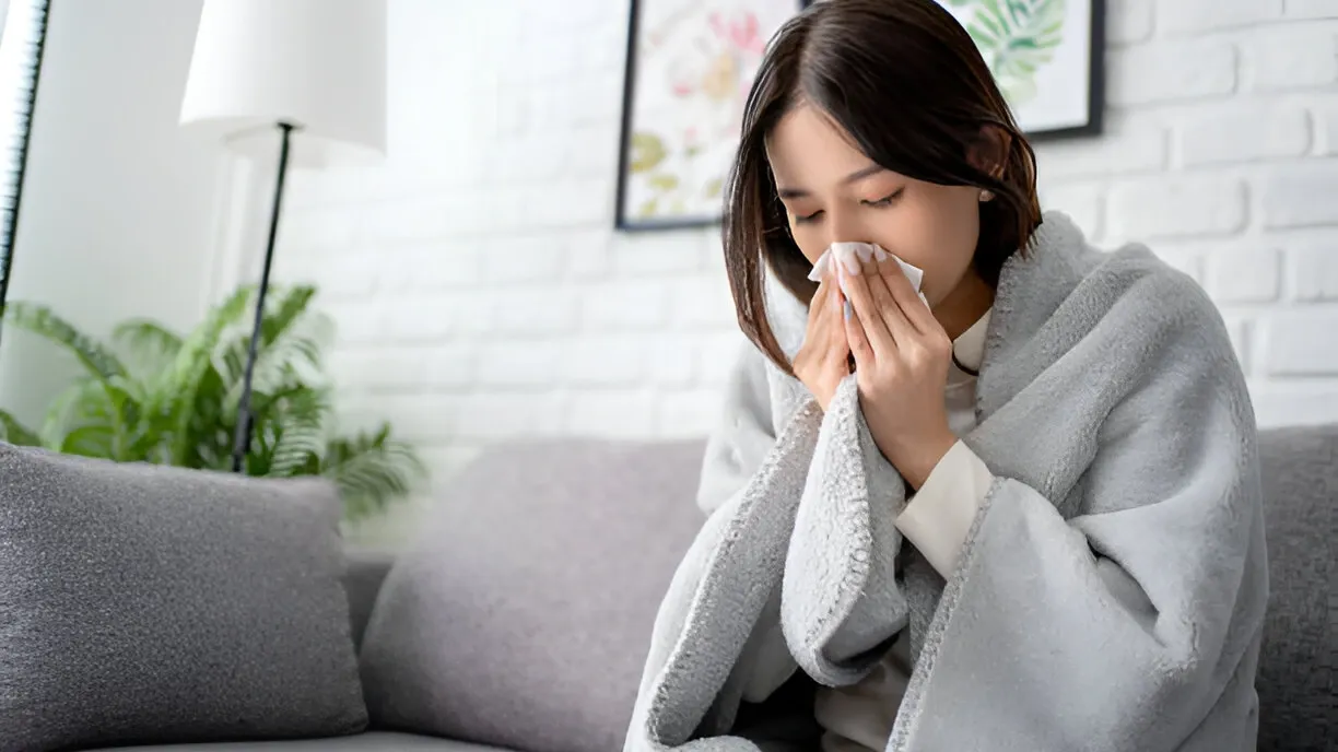 Seorang Wanita sedang mengalami gejala sinusitis, yakni gangguan pernapasan