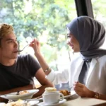 berbagi alat makan, yang ternyata tidak membuat hiv menular.