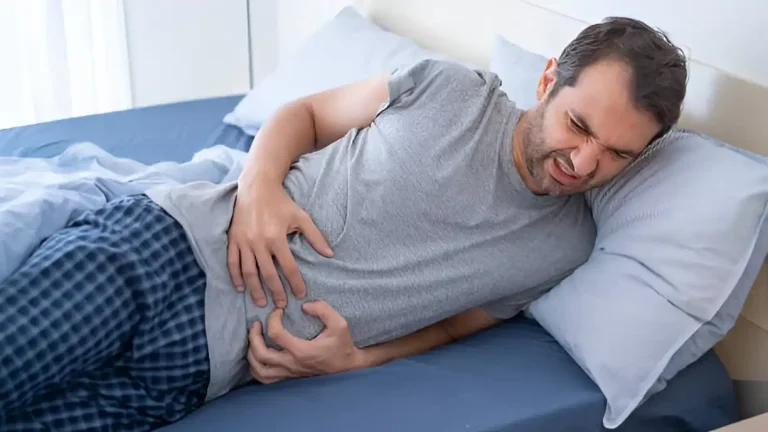 posisi tidur saat perut kembung