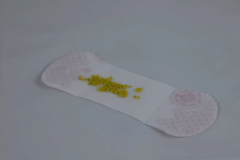 keputihan berwarna kuning dan bau